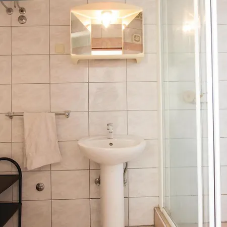 2 Bedroom Stunning Apartment In Pula *