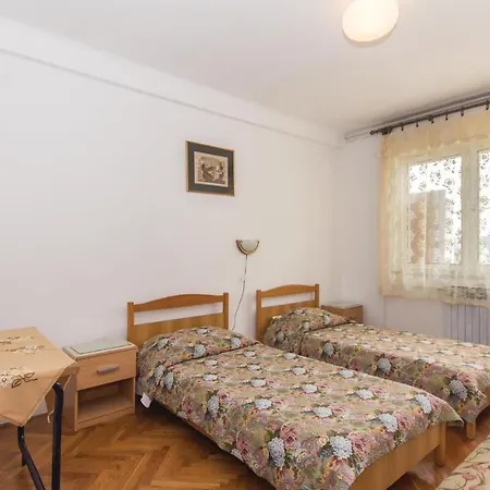 2 Bedroom Stunning Apartment In Pula *