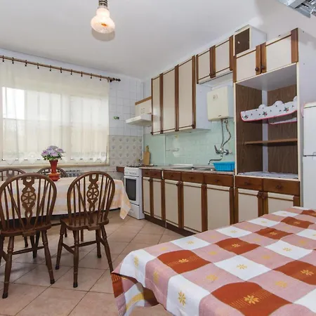 2 Bedroom Stunning Apartment In Pula شقة بولا