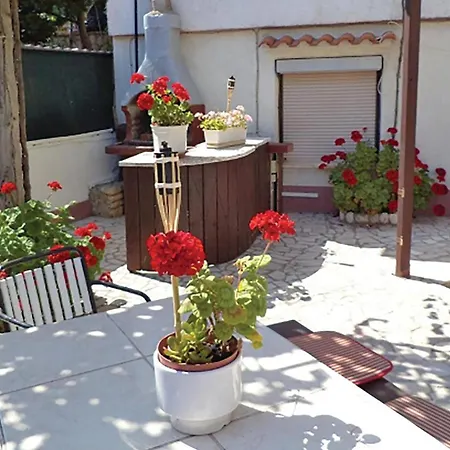 2 Bedroom Stunning Apartment In Pula *