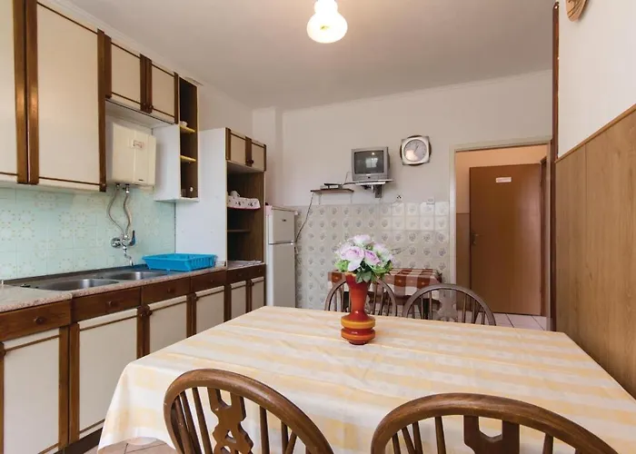 2 Bedroom In Lägenhet Pula